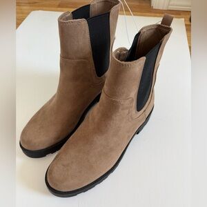 Women’s Suede Chelsea Boots in Light Brown